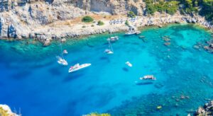 Het strand van anthony quinn bay op rhodos