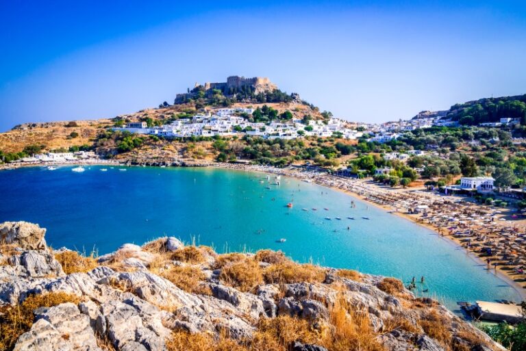 Overview van Lindos en het strand