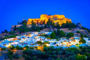 Lindos stad in het donker