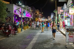 De barstreet van faliraki in het centrum van rhodos