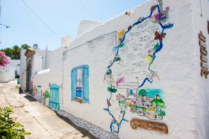 Kaart van Rhodos op de muur in een straat van Lachania