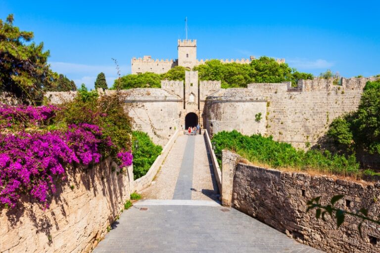 Brug naar ingang van Grootmeesterpaleis in Rhodos-stad