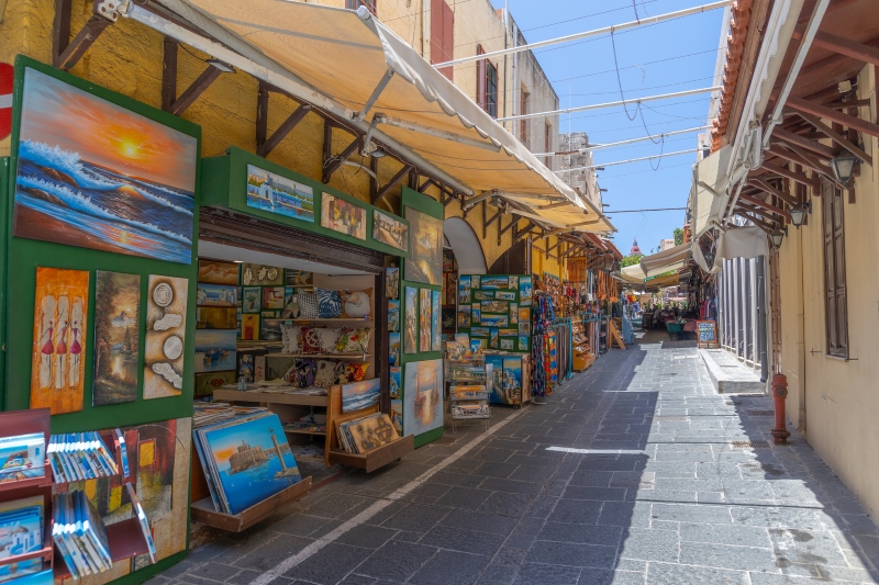 Winkelstraat met winkel met schilderijen in Rhodos-stad