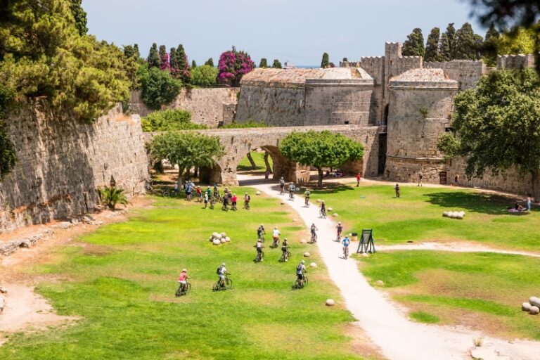 tuin van grootmeesterpaleis Rhodos-stad