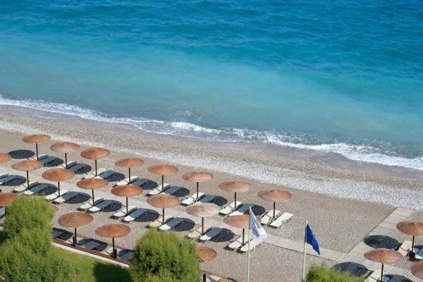 Het strand van Amus Hotel in Rhodos