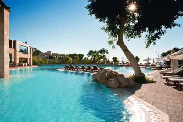 Zwembad met ligbedden van Amus Hotel in Rhodos