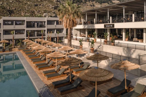 Zwembad met ligbedden van Cooks Club Kolymbia