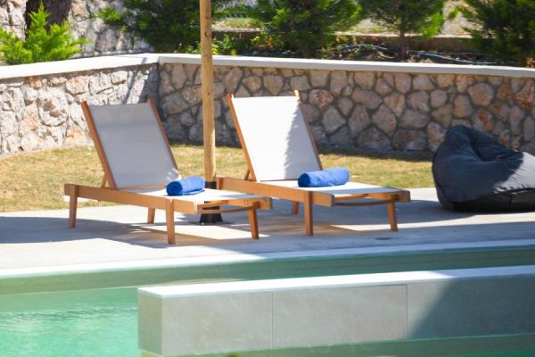 Zwembad met ligbedden van Delfinia Resort