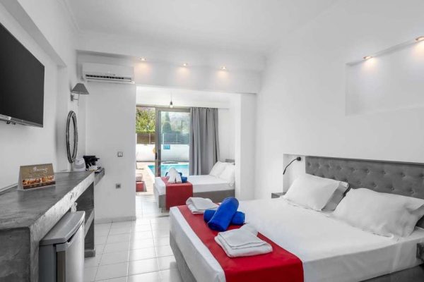Vierpersoonskamer met zwembad van het Delfinia Resort