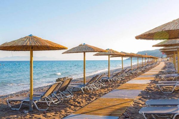Strand van het Dionysos hotel