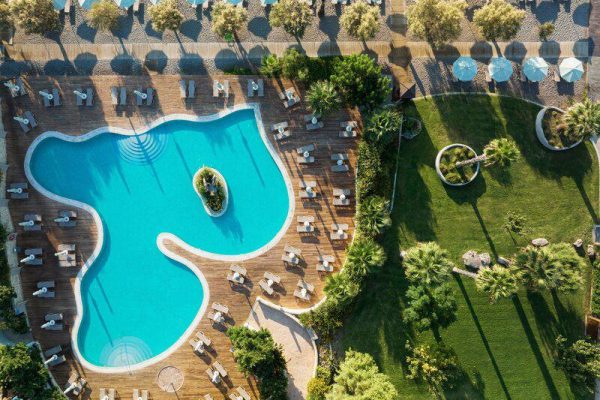 Bovenaanzicht zwembad van Esperos Resort en Spa