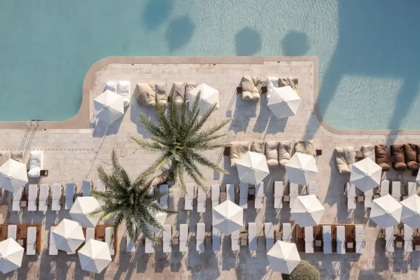 Bovenaanzicht van het zwembad van Helea Lifestyle Beach Resort