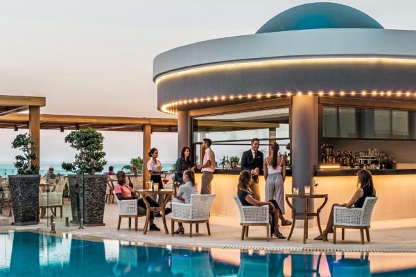Terras bij het zwembad van Mitsis Alila Resort