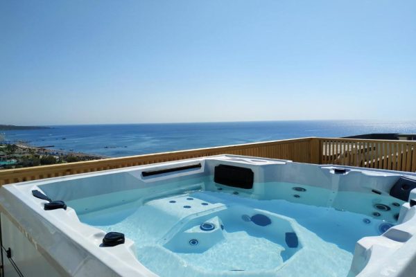 Bubbelbad met zeezicht van Pegasos Deluxe Beach Hotel