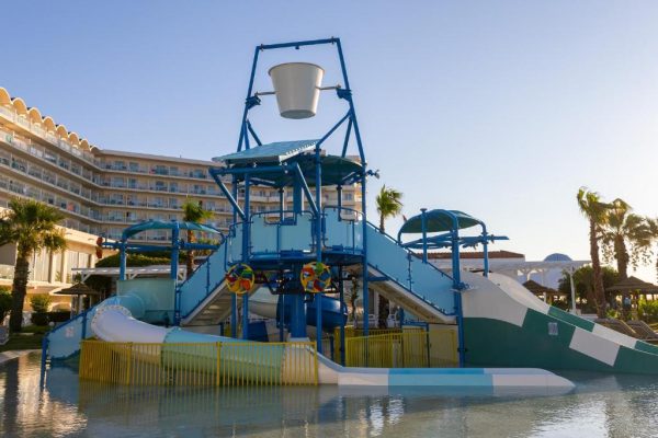 Waterglijbanen van Pegasos Deluxe Beach Hotel