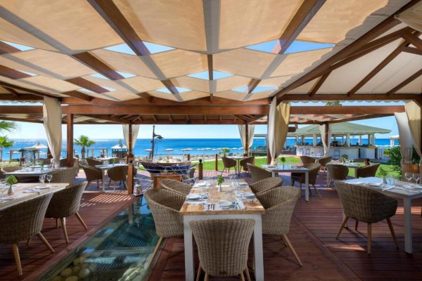 Terras en restaurant van Rhodos Palladium Leisure en Wellness